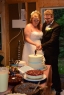 brudeparet skjærer kake